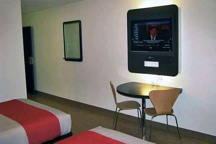 Room 11 of 28
