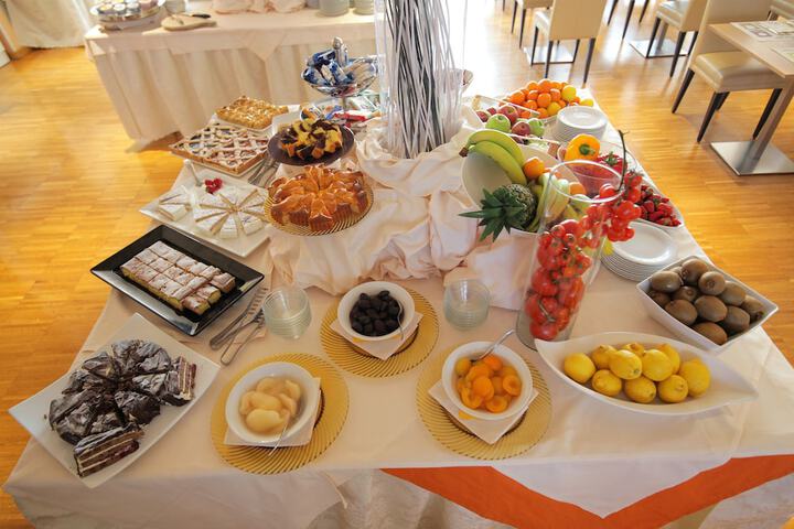 Breakfast/Coffee Service 30 of 47