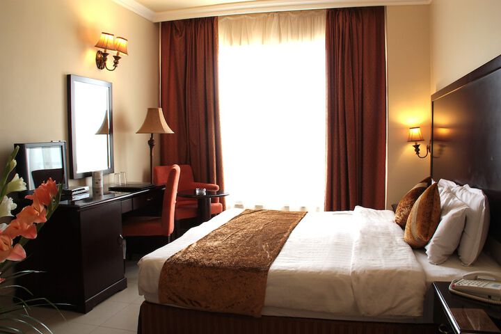 Room 9 of 100