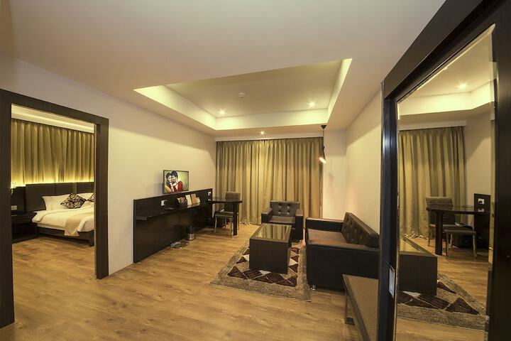 Room 15 of 33