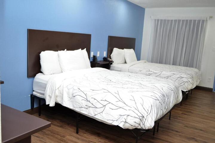 2 Queen Beds (10 of 13)