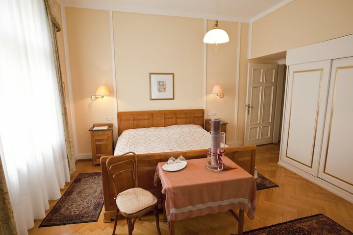 Room 11 of 48