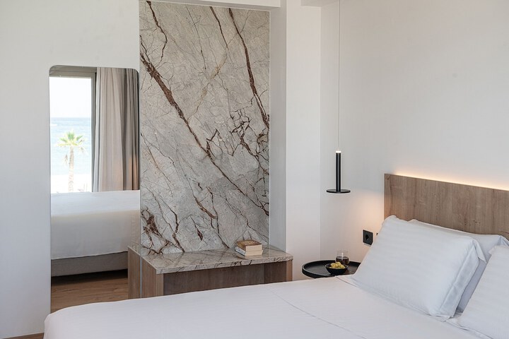Room 14 of 77