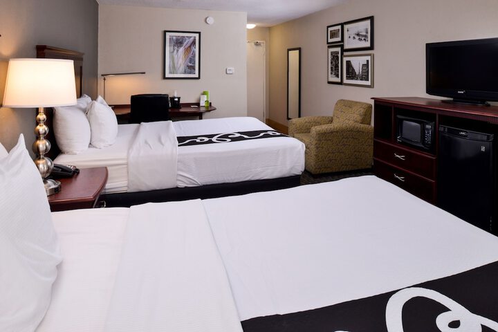 2 Queen Beds Mobility Accessible (12 of 16)