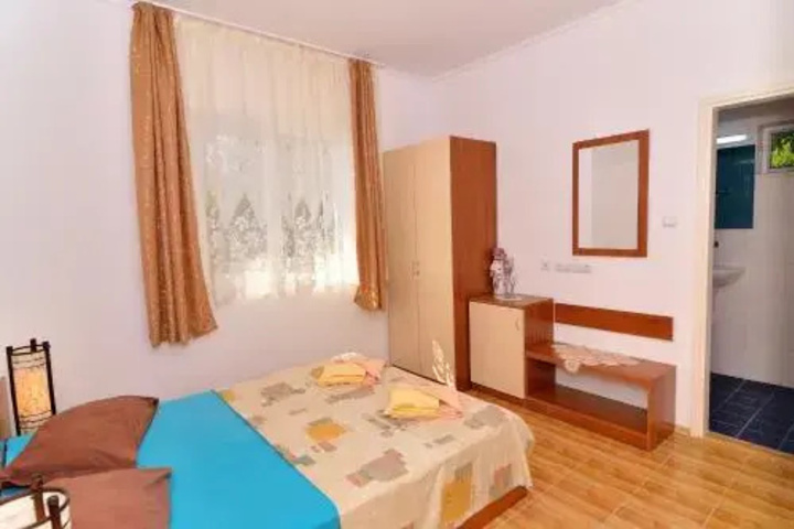Room 4 of 10