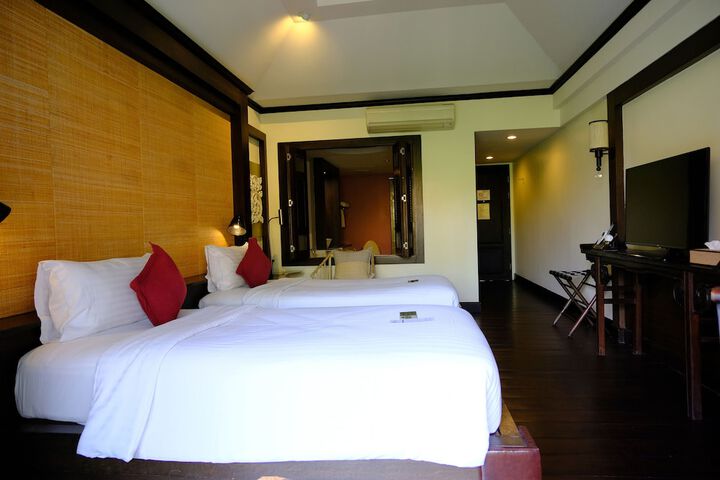 Room 27 of 144