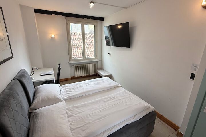Room 10 of 36