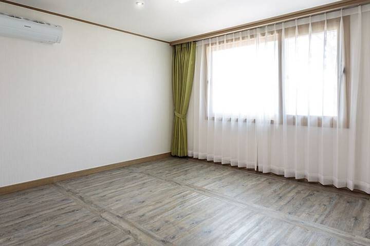 Room 12 of 61