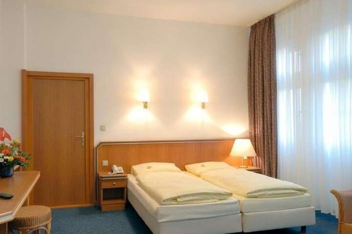 Room 15 of 103
