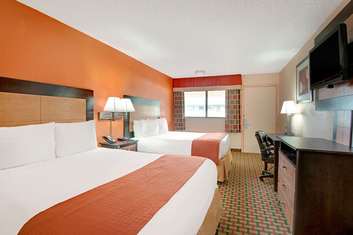 2 Queen Beds (8 of 9)