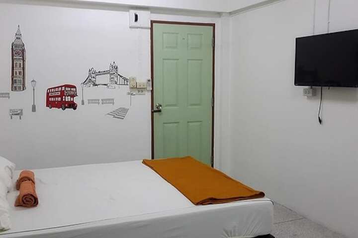 Room 6 of 8