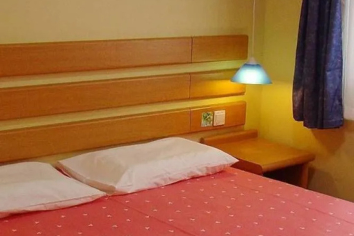 Room 4 of 12