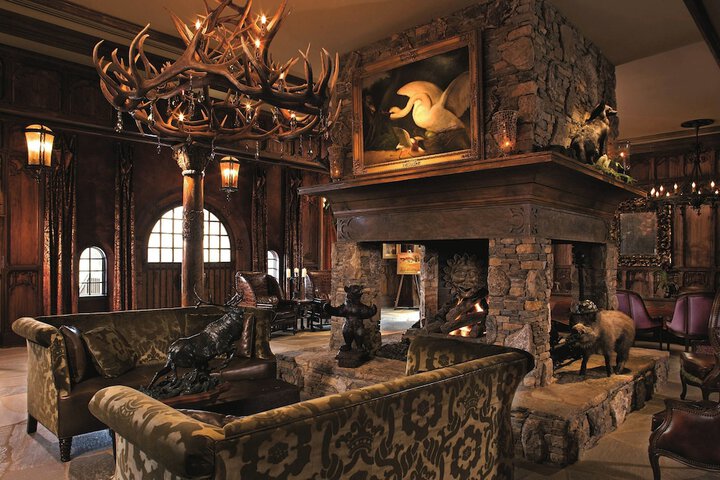 Lobby lounge