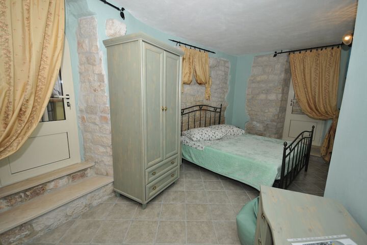 Room 5 of 109
