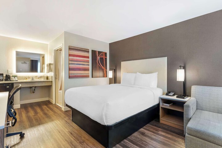 1 Queen Bed Exterior Accessible Microwave and Refrigerator Full Breakfast (18 of 22)