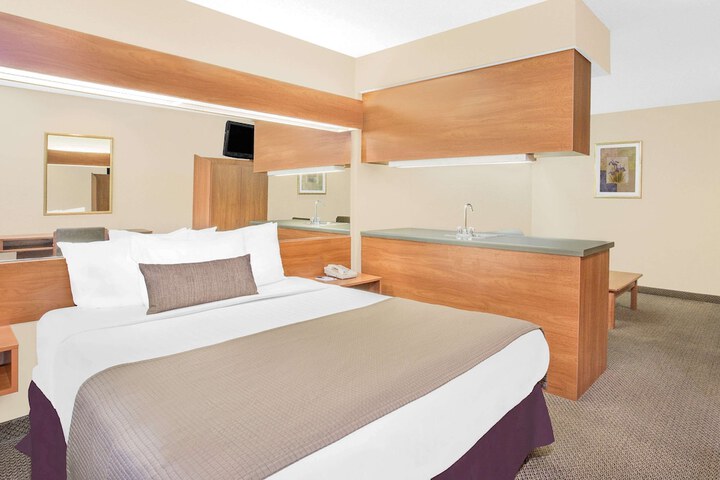 1 Queen Bed (24 of 25)