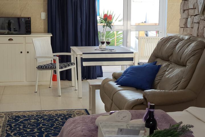 Lounge 17 of 46