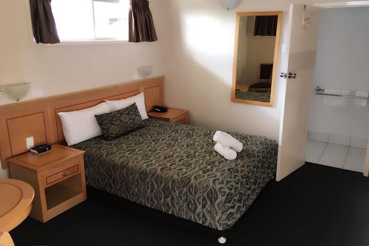 Room 4 of 63