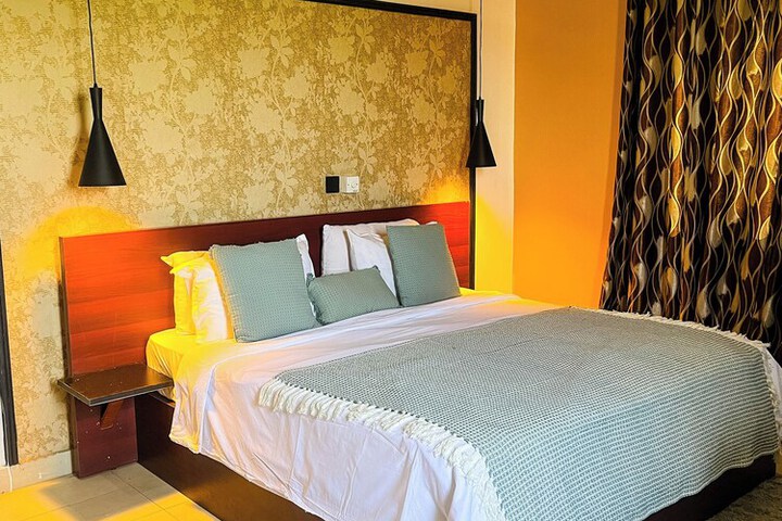 Room 10 of 24