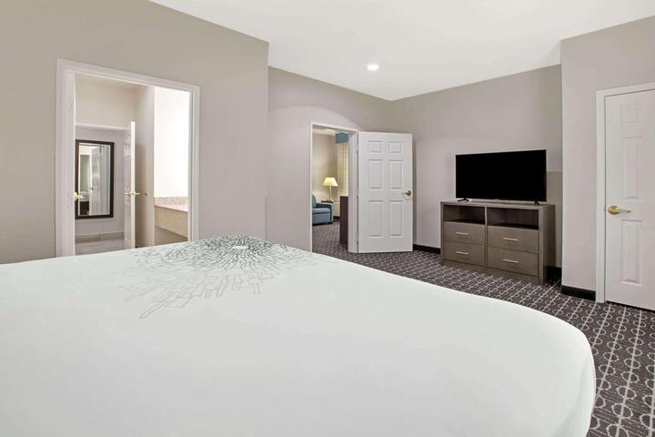 1 King Bed (6 of 9)