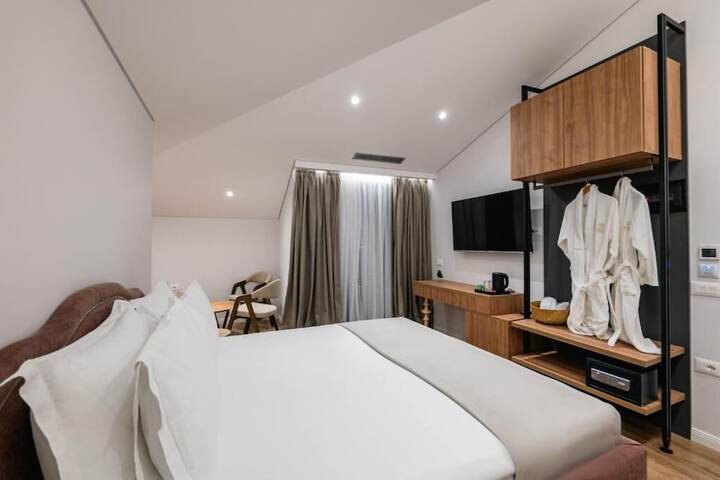 Room 33 of 189