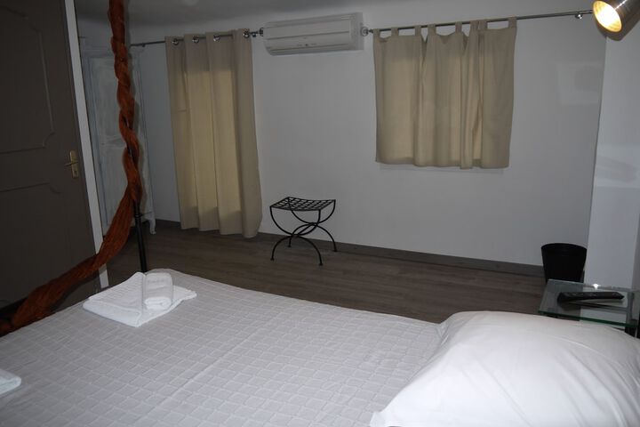 Room 12 of 18