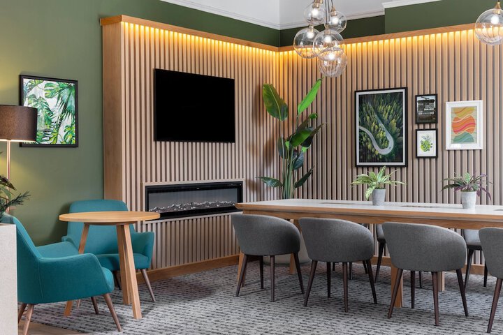 Lounge 77 of 139