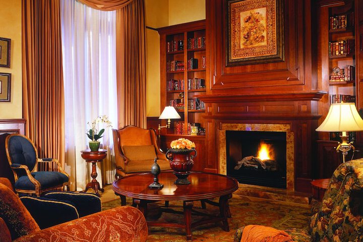 Lobby lounge