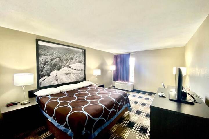 1 King Bed (5 of 14)