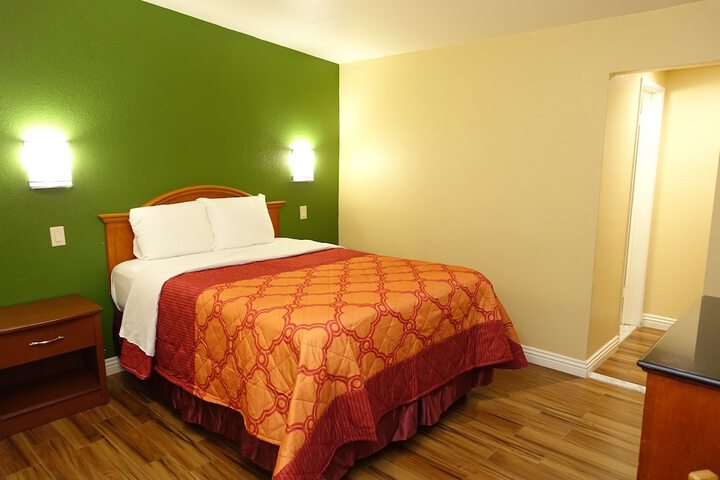 1 Queen Bed (7 of 41)