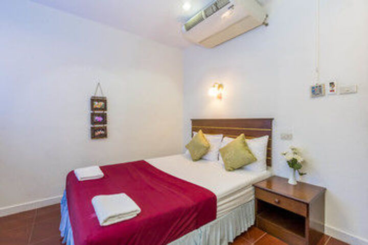 Room 7 of 12