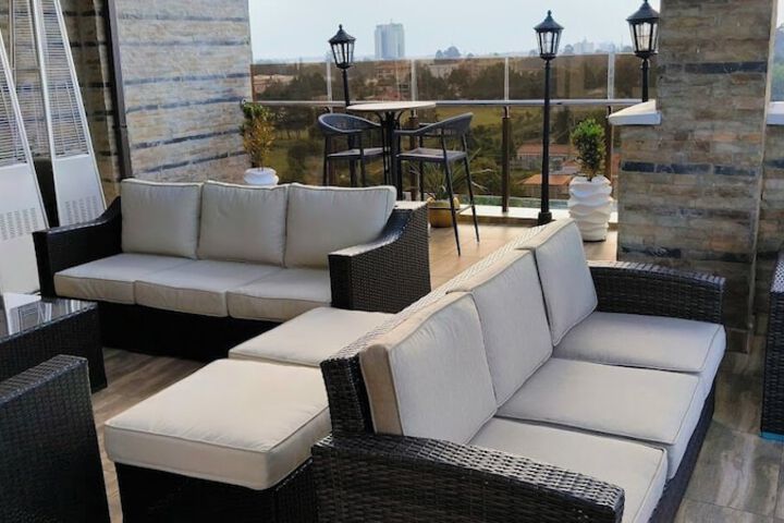 Lounge 31 of 59