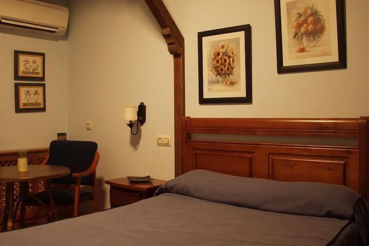 Room 10 of 25