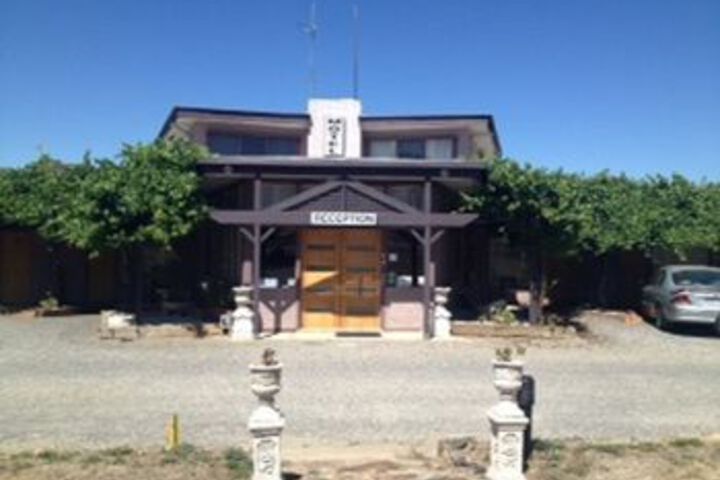 Exterior of London Motor Inn