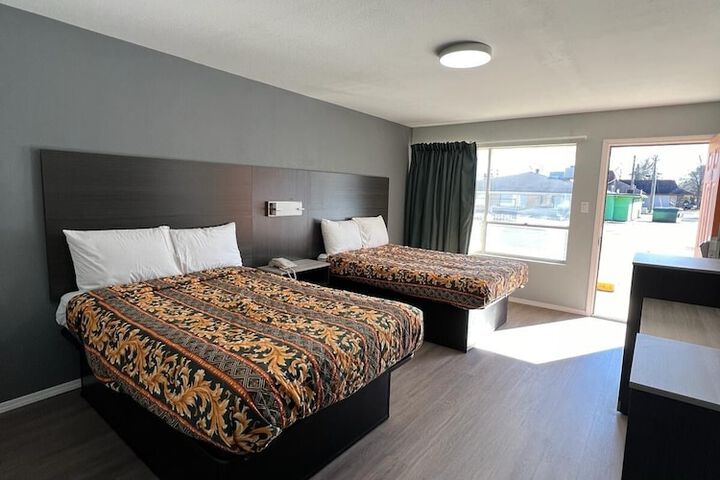 2 Queen Beds (16 of 19)