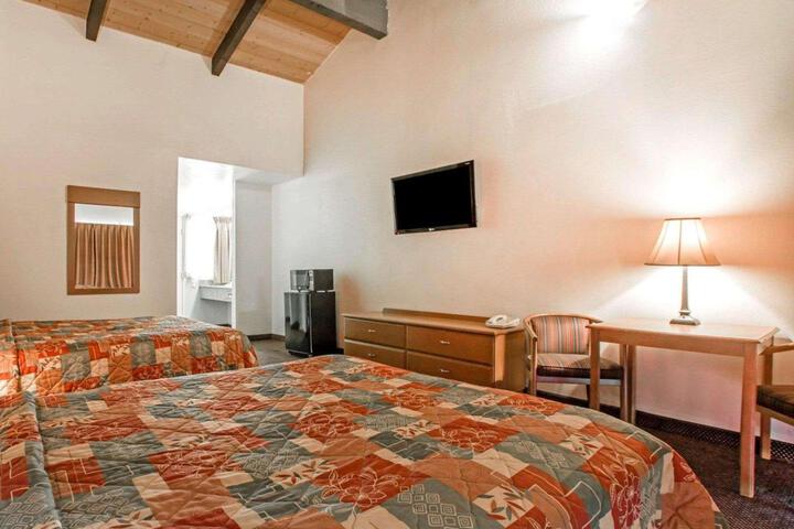 1 Queen Bed (11 of 23)