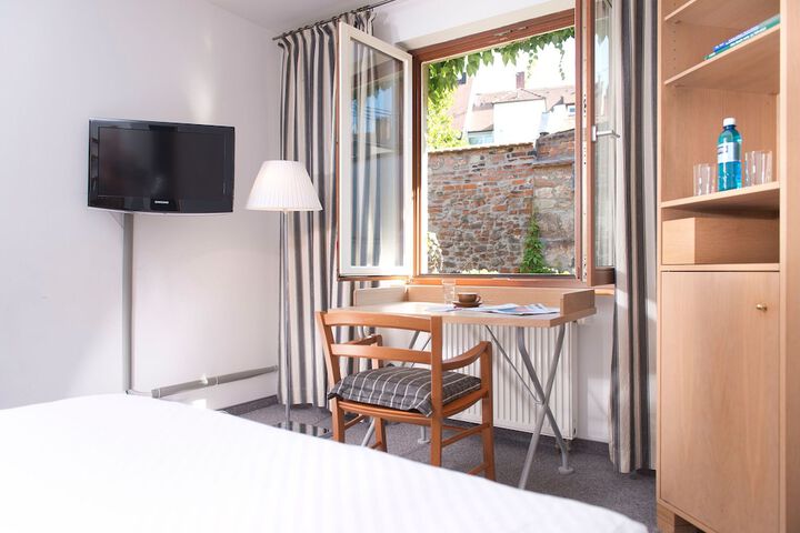 Room 8 of 27