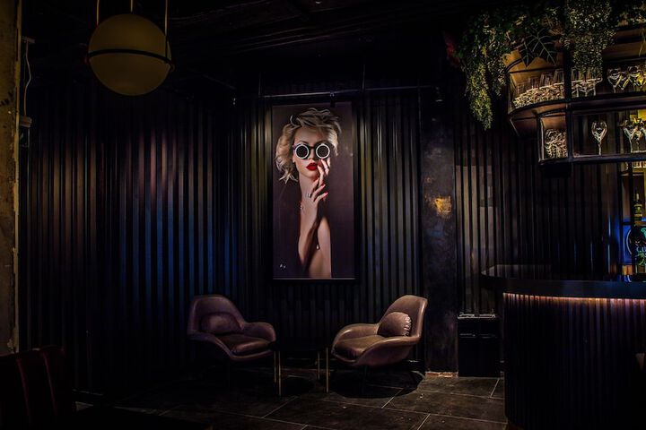 Lounge 34 of 46
