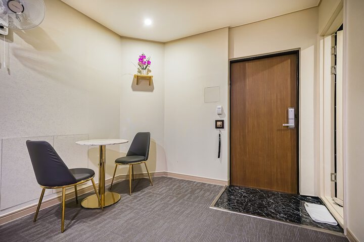 Room 16 of 66