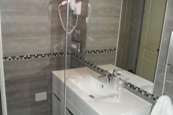 Room 4 of 77