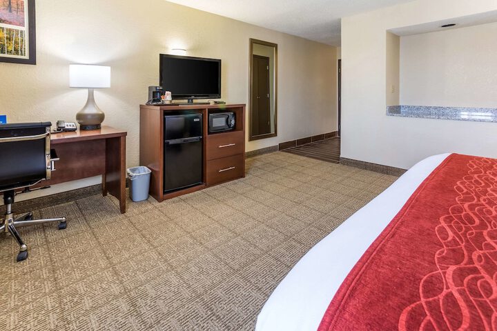 1 King Bed (2 of 13)