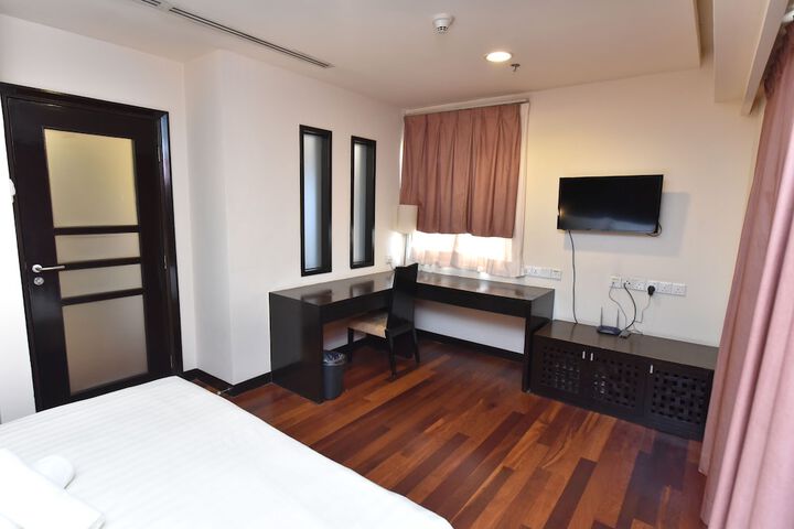 Room 3 of 77