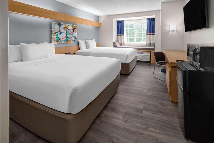 1 Queen Bed (11 of 14)