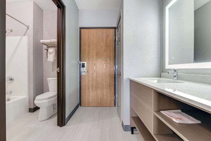 1 King Bed Accessible (2 of 12)