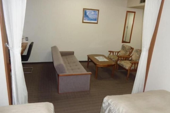 Room 11 of 16