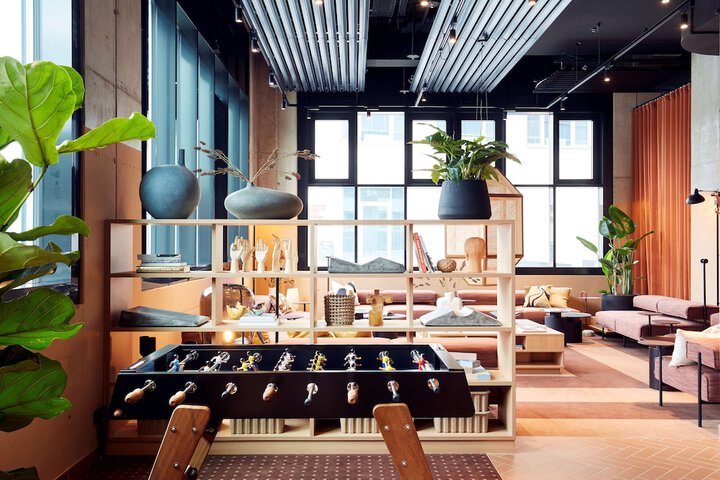 Lounge 62 of 71