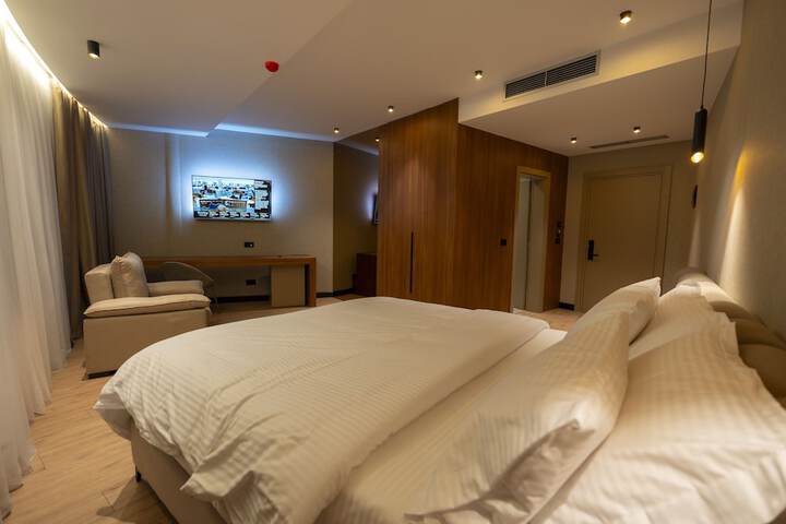Room 5 of 9