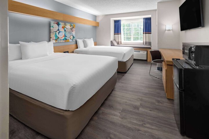 1 Queen Bed (6 of 14)