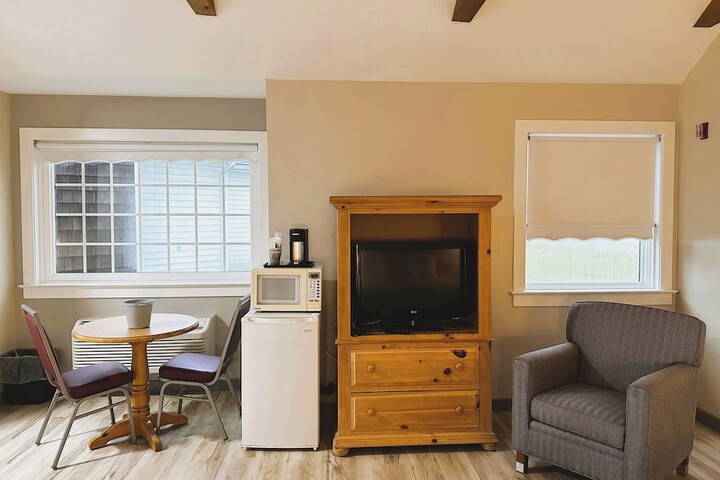 2 Queen Beds Not Pet Friendly (3 of 15)