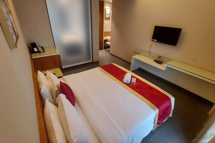 Room 18 of 43